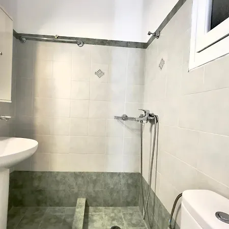 Koulas - Red Aparthotel 2*